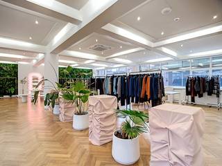 Het gebouw beschikt over drie beschikbare units van telkens 420 m². Verdiepingen 2 en 3 kunnen desgewenst gecombineerd worden gehuurd (840m²).<br /><br />Het pand bevindt zich op slechts 100 meter van het bruisende Eilandje. De bereikbaarheid is uitstekend via de E19 (afritten Borgerhout en Wilrijk). Openbaar vervoer is vlakbij met een bushalte op 30 meter (lijn 17) en een deelfietsstation op 150 meter. Er zijn 1 à 2 autostaanplaatsen voorzien, met bovendien de mogelijkheid om extra parkeerplaatsen in de nabije omgeving bij te huren. Het pand wordt instapklaar opgeleverd. Tal van restaurants en cafés bevinden zich om de hoek en een Albert Heijn ligt op slechts 200 meter. <br /><br />Meer info of een bezoek? Neem dan snel contact op!