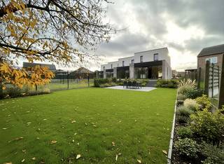 Deze MODERNE, RUIME ENERGIEZUINIGE GEZINSWONING bevindt zich te Meulebeke (Tielt), in de Astridlaan 41, op een RUIM PERCEEL GROND van 472 m² met een bewoonbare oppervlakte van 177 m². <br />Dankzij de centrale ligging woon je op wandelafstand van bakker, slager, winkels, school, openbaar vervoer, enz. <br /><br />PLUSPUNTEN:<br />* CENTRALE LIGGING | RUIM PERCEEL GROND | 177 m² BRUIKBAAR VLOEROPPERVLAK <br />* VOLLEDIG AFGEWERKT EN INSTAPKLAAR<br />* VENTILATIE TYPE D+<br />* ZONNEPANELEN (6200 WP)<br />* WARMTEPOMP | VLOERVERWARMING OP ELK VERDIEP <br />* ENERGIEZUINIG E-PEIL 10 = EERSTE 5 JAAR GEEN GRONDLASTEN!!! <br /><br />INTERIEUR:<br />U komt binnen via de inkomhal met apart gastentoilet. Zeer handig is de berging (met ingewerkte deur aan de voorgevel) voor wasmachine/droogkast, maar tevens ook voor fietsen of dergelijke! <br />Eens de leefruimte binnengekomen (36 m²) met de grote raampartijen is er een lichtrijk, open en ruimtelijk gevoel. Aansluitend bevindt zich de open, volledig ingerichte keuken (10 m²). Deze is volledig uitgerust met inductiekookplaat, dampkap, combi-oven, koelkast met vriesvak en spoelbak.<br />Het verdiep omvat 3 volwaardige slaapkamers (13 m² | 12 m² | 12 m²) en een volledig afgewerkte badkamer met ligbad, douche, dubbele lavabo met meubel en toilet. Tot slot is er nog de praktische technische berging tevens ter stockage. <br /><br />EXTERIEUR:<br />De woning beschikt over een ruimte tuin en is voorzien van een inpandige carport (22 m²) voor 1 wagen. Natuurlijk kan U op eigen terrein tevens ook private parkeerplaats voorzien!