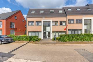 In het centrum van Linden vinden we dit goed onderhouden appartement met twee slaapkamers, een ondergrondse autostaanplaats en een kelderberging. Dankzij de centrale ligging bevinden winkels, een bakker, een supermarkt, enkele restaurants en het openbaar vervoer zich op wandelafstand. Bovendien geniet je van een vlotte verbinding naar Leuven via de nabijgelegen Diestsesteenweg.<br /><br />Het appartement bevindt zich op het gelijkvloers en biedt een aangename combinatie van comfort en een praktische indeling. Via de inkomhal bereiken we de ruime en lichtrijke leefruimte, die aansluit op een volledig geïnstalleerde open keuken. Verder beschikt het appartement over twee volwaardige slaapkamers, een badkamer, een afzonderlijk toilet en een praktische berging met aansluiting voor een wasmachine.<br /><br />Een absolute troef is het ruime terras met aansluitend tuintje, waar je in alle rust kan genieten van het buitenleven. Daarnaast beschikt het appartement over een privatieve ondergrondse autostaanplaats en een kelderberging, wat zorgt voor extra comfort en bergruimte.
<div><br /><span><span><span><span><span><span><span><span><span><span><span><span><span>Momenteel is het appartement verhuurd </span></span></span></span></span></span></span></span></span></span></span></span></span>(€750/maand) <span><span><span><span><span><span><span><span><span><span><span><span><span>aan een betrouwbare huurder. Deze beschikt over het recht om het appartement nog maximaal zes jaar te huren. V</span></span></span></span></span></span></span></span></span></span></span></span></span>oor een investeerder of iemand die het appartement pas binnen enkele jaren zelf wil betrekken, betekent dit een onmiddellijke start met stabiele en ononderbroken huurinkomsten.<br /><br />Lijkt dit gelijkvloers appartement een goede investering voor jou? Aarzel dan niet en contacteer ons vandaag nog voor een bezoek ter plaatse via Jan Schrijvers via 0495 18 95 81 of janschrijvers@immojanstas.be.<br /><br />Bijkomende info (EPC, bodemattest, stedenbouwkundige inlichtingen,...) kan U hieronder downloaden ↓. </div>