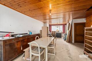 Ruimte, mogelijkheden en een centrale ligging komen samen in deze te renoveren rijwoning in de J. De Meyerstraat in Blankenberge. Met ca. 150 m² bewoonbare oppervlakte, vier slaapkamers en een indeling die heel wat mogelijkheden biedt, vormt deze eigendom een interessante basis voor wie op zoek is naar een woning die volledig naar eigen smaak kan worden ingericht.<br /><br />Via de inkomhal bereikt u de leefruimte met aanpalende eetplaats, gevolgd door de ruime open keuken. Achteraan de woning bevindt zich de badkamer, alsook een trap die toegang geeft tot een eerste slaapkamer. De eerste verdieping is te bereiken via een trap in de leefruimte en beschikt over nog twee volwaardige slaapkamers en een zolderruimte die bijkomende mogelijkheden biedt. Achteraan bevindt zich bovendien een terras voorzien van bergruimte, een aangename aanvulling op het geheel.<br /><br />De centrale ligging in Blankenberge maakt deze woning bijzonder interessant. Het centrum, winkels, horeca en andere dagelijkse voorzieningen bevinden zich op korte afstand. Dankzij de ruime oppervlaktes en de mogelijkheden tot renovatie kunt u hier een woonst creëren die volledig aansluit bij uw eigen wensen en levensstijl. Bovendien beschikt de woning over een EPC-label D, waardoor geen renovatieverplichting van toepassing is. <br /><br />Benieuwd naar het potentieel van deze woning te koop in Blankenberge? Plan vandaag nog uw bezoek bij Immo Francois en ontdek ter plaatse welke mogelijkheden deze eigendom u biedt.<br /><br />Denk je eraan om je woning in Blankenberge te verkopen? Neem vrijblijvend contact op met Iben van Immo Francois voor een gratis schatting via iben@immofrancois.be.<br /><br />