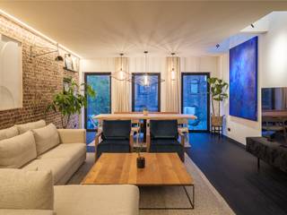 High-end luxe loft in het hart van de stad met zicht op het water<br /><br />Deze uitzonderlijke loft, voorzien van twee privatieve terrassen (ca. 5 m² en 20 m²), werd in 2025 volledig en hoogwaardig gerenoveerd, met oog voor elk detail.<br /><br /><span><span><span><span><span>De renovatie werd uitgevoerd met een uitgesproken oog voor detail en esthetiek, wat resulteert in een unieke woonbeleving met het hoogste hedendaagse comfort. Vloerverwarming, domotica, zonnepanelen,... zijn aanwezig. </span></span></span></span></span><br /><br /><span><span><span><span><span>Dit bijzondere appartement met een bruto vloeroppervlakte van ca. 150 m<sup>2</sup>, maakt deel uit van een kleinschalige residentie met lage kostenstructuur en strekt zich uit over twee niveaus. Het duplex-appartement beschikt onder meer over drie volwaardige slaapkamers en twee stijlvolle badkamers. Het appartement is gesitueerd achteraan het gebouw waardoor men ten volste kan genieten van de rust, de privacy en de nabijheid van het water.</span></span></span></span></span><br /><br /><span><span><span><span><span>Als absolute troef biedt dit energiezuinige appartement (EPC A) twee privatieve buitenruimtes, waaronder een terras met buitenkeuken uitgerust met een Boretti-bbq.</span></span></span></span></span><br /><br /><span><span><span><span><span>Kortom, een echte buitenkans dankzij de uitzonderlijke afwerking, topligging en tijdloze stijl.<br /><br />(Geen lift voorzien in het gebouw)</span></span></span></span></span>