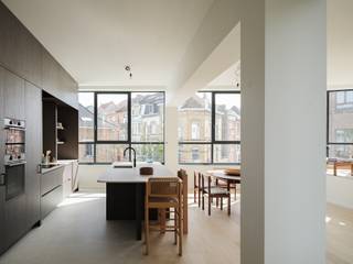 Omgeving Gent-Sint-Pieters. Uniek townhouse-appartement met terras en een perfecte symbiose tussen authenticiteit en hedendaags comfort.Op een zeer...