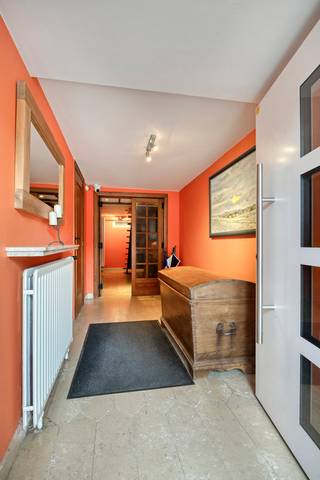 <p><span>immo DAVID stelt u deze ruime en instapklare halfopen bebouwing voor, gelegen in een rustige en verkeersluwe doodlopende straat. Dankzij de aangename lichtinval, de praktische indeling en de verschillende ruimtes is dit een ideale gezinswoning.</span></p>
<p><span>Op het gelijkvloers beschikt de woning over een garage, een kelderruimte met aansluitingen voor wasmachine en droogkast en een gastentoilet.</span></p>
<p><span>De eerste verdieping vormt het hart van de woning en omvat een gezellige leefruimte met houtcassette, een aangename eetruimte en een keuken. Vanuit de leefruimtes heeft u rechtstreeks toegang tot het terras en de zuidoostgerichte tuin, ideaal om te ontspannen of gezellig samen te genieten.</span></p>
<p><span>De tweede verdieping omvat twee slaapkamers, een aparte bureau, een berging en een badkamer met inloopdouche en toilet. De condensatieketel op gas bevindt zich eveneens in de badkamer.</span></p>
<p><span>Op de derde verdieping vindt u een ruime slaapkamer van 18 m² en een polyvalente ruimte, perfect als hobbyruimte, extra slaapkamer of bureauruimte. Deze beschikt bovendien over een lavabo.</span></p>
<p><span>Als extra troef is er een tweede garage van maar liefst 30 m², bereikbaar langs de buitenzijde. Ideaal als extra parkeergelegenheid, opslag- of werkruimte.</span></p>
<p><span>De ligging is bijzonder praktisch, met de Ring, scholen, UZ Jette, winkels, openbaar vervoer, het centrum en de fietssnelweg in de nabijheid. Tegelijk geniet u hier van de rust van een doodlopende straat.</span></p>