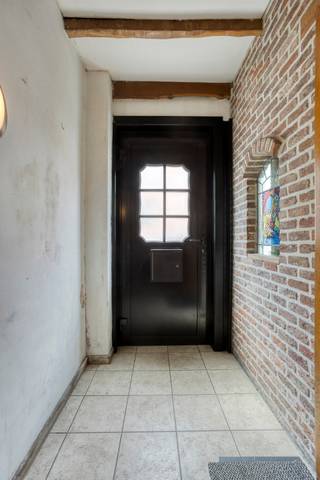Deze te renoveren gesloten bebouwing is gelegen in het centrum van Broechem. De woning beschikt momenteel over 2 slaapkamers (mogelijk...