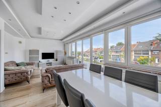 Ontdek deze ruime en lichtrijke duplex met maar liefst vier volwaardige slaapkamers, gelegen op een toplocatie in het centrum van Strombeek-Bever. Het pand maakt deel uit van een kleinschalige mede-eigendom en werd oorspronkelijk gebouwd in 1960. De woning is voorzien van een recent vernieuwde gasketel (2014) en geniet van een volledig nieuw dak (2024-2025), wat bijdraagt aan de duurzaamheid en het wooncomfort.<br /><br />Deze instapklare duplex strekt zich uit over twee verdiepingen en biedt een doordachte indeling met twee badkamers (beide uitgerust met douche, dubbele lavabo en toilet), een aangename leefruimte en vier ruime slaapkamers, ideaal voor grote gezinnen of wie graag extra bureauruimte wenst. Dankzij de EPC-score C en de conforme elektriciteit, bent u verzekerd van een energiezuinige en veilige woonomgeving.<br /><br />Daarnaast beschikt de woning over een aparte berging, een gedeelde oprit en garage, wat in de buurt een absoluut pluspunt is.<br /><br />De ligging combineert vlotte bereikbaarheid met alle voorzieningen op wandelafstand: scholen, winkels, openbaar vervoer en belangrijke invalswegen zijn binnen handbereik.