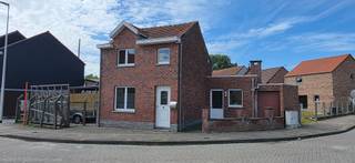 <u><strong>PLUSPUNTEN:</strong></u><br />- Elektriciteit conform<br />- Onderhoudsvriendelijk perceel<br /><br />Deze woning biedt een uitstekende kans voor wie een degelijk pand zoekt dat volledig naar eigen smaak verder gerenoveerd kan worden. Te midden van een rustige residentiële buurt en toch in de onmiddellijke omgeving van supermarkt, sporthal, bushalte, apotheek, bakkerij en diverse eetgelegenheden. Omliggende steden als Sint-Truiden en Luik zijn vlot bereikbaar dankzij de nabijheid van de vernieuwde N3.<br /><br /><u><strong>INDELING:</strong></u><br />De woning heeft een bruikbare oppervlakte van 96m². Bij binnenkomst tref je een praktische indeling: de inkomhal geeft toegang tot de woonkamer met aansluitend keuken en terras. De badkamer en wasplaats/technische ruimte bevinden zich eveneens op het gelijkvloers, de slaapkamers op de 1ste verdieping. Hoewel het pand te renoveren is, biedt de solide basisstructuur veel potentieel om het om te vormen tot een ideale starterswoning.<br /><br /><u><strong>UITGEVOERDE WERKEN:</strong></u><br />De woning werd reeds deels gerenoveerd:<br />+ Elektriciteit = conform tot 2039<br />+ Plaatsing gasketel<br />+ Alle ramen hebben dubbele beglazing<br /><br /><u><strong>OMGEVING:</strong></u><br />Deze karaktervolle woning bevindt zich in een prachtige wandel- en fietsomgeving, in het hart van Haspengouw. Enkele van de hotspots in de buurt zijn Château de la Motte, het Kasteel van Heks en uiteraard het uitgebreid fietsroutenetwerk. <br /><br />Deze woning is uiterst geschikt als starterswoning of als investering. Een buitenkans voor de snelle beslissers!<br /><br /><u><strong>CONTACT:</strong></u><br />Gecharmeerd door het potentieel van dit pand met vele troeven?<br />Contacteer mij voor meer info of voor een vrijblijvende afspraak op 0475/47.44.50<br /><br /><em>De vermelde oppervlaktes zijn slechts indicatief. Katrien Wouters - creating IMMOtions kan niet verantwoordelijk gesteld worden voor de juistheid van de aan haar verstrekte gegevens.</em>