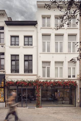 Unieke kans om uw zaak te vestigen in één van de meest gegeerde winkelstraten van Antwerpen. Dit karaktervolle handelspand is gelegen in de prestigieuze Huidevettersstraat, midden in het hart van het luxewinkelgebied "Huidevettersstraat” op wandelafstand van de Meir en de Schuttershofstraat. De straat geniet een constante passage van shoppers en vormt een gevestigde locatie voor nationale en internationale modemerken. Het pand was <strong>voorheen in gebruik door ‘RAILS’</strong> en biedt een uitstekende commerciële uitstraling op een absolute AAA-locatie. EPC LABEL C. <strong>Troeven: </strong><span>Topligging in één van de belangrijkste winkelstraten van Antwerpen. Uitstekende commerciële zichtbaarheid. Veel passage van zowel lokale als internationale bezoekers. Geschikt voor fashion, lifestyle, accessoires, beauty of premium retailconcepten. Het pand wordt aangeboden in huidige staat en heeft een zeer mooie afwerking.</span><br /><span>Instapklaar, geen inrichtingskosten.<u> INDELING: </u>gelijkvloers: ca. 88m² (retail). </span>EPC LABEL C.+1: ca. 74m² (retail).<br />+2: ca. 60m² (stock/sociale ruimte). +3: ca. 25m² (stock op zolder). -1: ca. 54m² (kelder via luik). <strong>Huurprijs:</strong> <strong>Prijs op aanvraag</strong><br />Interesse of wenst u meer informatie of een bezoek ter plaatse? Neem vrijblijvend contact met ons op: info@immodelestre.be of 054 33 62 52. <br /> 