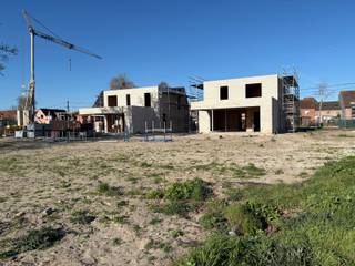 <p>Drie exclusieve nieuwbouwvilla’s waar luxe en hedendaagse architectuur elkaar perfect aanvullen.</p>
<p>De woningen scoren zeer goed qua energiezuinigheid (E-peil max E19) dankzij de <strong>geothermische warmtepompen </strong>met vloerverwarming, <strong>zonnepanelen</strong>, <strong>superisolerende hoogrendements dubbele beglazing,</strong> vloer- muur- en dakisolatie, <strong>ventilatie type D</strong>,…</p>
<p><strong>Troeven van dit project:</strong></p>
<ul>
<li><strong>BEN-woningen (Bijna-EnergieNeutraal)</strong> – energiezuinig wonen met lage energiekosten en toekomstgerichte woonkwaliteit</li>
<li><strong>Rustige ligging</strong> – op fietsafstand van het centrum van Maldegem</li>
<li><strong>Strakke architectuur</strong> – moderne open bebouwingen met een stijlvol plat dak</li>
<li><strong>Ruimte voor het hele gezin</strong> – 4 slaapkamers en 2 badkamers</li>
<li><strong>Aangenaam samenleven</strong> – open keuken met aansluitende berging en een ruime leefruimte met grote raampartijen en zicht op de tuin</li>
<li><strong>Ideaal voor thuiswerk</strong> – aparte bureauruimte</li>
<li><strong>Praktisch comfort</strong> – inpandige garage</li>
<li><strong>Duurzame technieken</strong> – zonnepanelen, warmtepomp en vloerverwarming (uitgezonderd garage en bergingen)</li>
<li><strong>Kwalitatieve materialen</strong> – luxueuze, onderhoudsvriendelijke en stijlvolle afwerking</li>
<li><strong>Afwerking naar keuze</strong> – afhankelijk van de bouwfase kan u nog persoonlijke keuzes maken</li>
<li><strong>Instapklaar</strong> – volledig afgewerkt bij oplevering</li>
</ul>
<p>De prijzen van de woningen <strong>starten vanaf €590.000 (excl. kosten).</strong></p>
<p><strong>Extra voordeel:</strong> aankoop mogelijk aan <strong>6% btw</strong>, mits voldaan aan de wettelijke voorwaarden.</p>
<p>Bent u op zoek naar<strong> een moderne, energiezuinige villa in Maldegem?</strong> Neem gerust vrijblijvend contact met ons op voor meer informatie of een plaatsbezoek via 050/73.73.73 of via info@bonnevastgoed.be</p>