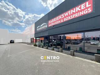 <u><strong>Benaderende OPPERVLAKTEN:</strong></u><br /><em><strong>Constructie-bruikbare oppervlakten</strong></em><br />Handelspand: 431 m²<br />116 gemeenschappelijke parkeerplaatsen op de site<br /><br /><u><strong>INDELING:</strong></u><br />Open winkelruimte met façade van 15m - hoogte onder steeldeck 4m, vrije hoogte onder roostering 3m - poort Assa Abloy (b 3,0 - h 3,15) met geïntegreerde loopdeur achteraan.<br />De winkel is zowel bereikbaar via de achtergelegen Robaardstraat als via de Brugsesteenweg.<br /><br /><u><strong>AFWERKING:</strong></u><br />Solide staalconstructie met betonplaten, polybeton vloeren, plat dak steeldeck met isolatie, stopcontacten (standaard en drijfkracht), automatische glazen inkomdeur (207x240).<br />Casco oplevering - voorzieningen voor toiletten (m/v) aanwezig, berging en personeelsruimte mogelijk te plaatsen door de huurder.<br /><br /><u><strong>NUTSVOORZIENINGEN:</strong></u><br />Elektriciteit (3x400V +N) , wateraansluiting, riolering.<br /><br /><u><strong>BESTEMMING EN STEDENBOUWKUNDIGE VOORSCHRIFTEN:</strong></u><br />RUP Brugsesteenweg, gelegen in Art.3: zone voor gemengde functies. Handelsactiviteit categorie 3 + 4. <br />Geen verkoop van voeding en verkoop van goederen voor de persoonsuitrusting.<br /><br /><u><strong>LIGGING:</strong></u><br />Deze unit, die deel uitmaakt van een groter complex, is gelegen op het Mammoetcenter 2 te Roeselare, langs de N32, ongeveer 1 km van de Ring E403 Tielt/Ardooie/Beveren.<br />De Mammoet centers zijn gelegen op de Brugsesteenweg in Roeselare, één van de belangrijkste invalswegen van het stadscentrum met aanwezigheid van vele baanwinkels, alsook van Media Markt, Vandenborre, Brico enz. De invalsweg zelf en de aanwezigheid van vele winkeleenheden zorgen ervoor dat er steeds veel passage en bezoek is in deze shoppingcenters.<br />De Mammoet II geniet reeds van de aanwezigheid van C&A, AVA, Ni Hao Group, Bent Shoes en Sjampoo. De Mammoet II is gemakkelijk bereikbaar en beschikt over uitgebreide parkeermogelijkheden.<br /><br /><u>* Bijzonderheden</u><br />- Onroerende voorheffing, gemeenschappelijke kosten parking, gebruik totem en aanvraag socio-economische vergunning ten laste van de huurder.<br />- Onze referentie op <strong>www.centro.be</strong>:<strong> L0178 </strong>of contacteer ons via<strong> info@centro.be </strong>of <strong>050/70.01.02</strong>.<br /><br /><strong>CENTRO | BEDRIJFSVASTGOED </strong>is reeds 25 jaar <u>gespecialiseerd in de bemiddeling van commercieel- en bedrijfsvastgoed</u> in West- en Oost Vlaanderen.<br /><strong>Wilt u ook weten hoeveel uw bedrijfsgebouw waard is?</strong><br />Contacteer ons vrijblijvend voor een marktconforme waardebepaling van uw pand.