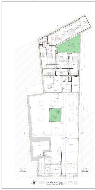 UNIEK ONTWIKKELINGSPROJECT CENTRUM VEURNE.<br /><br />Op zoek naar een bijzonder vastgoedproject met karakter, potentieel én een uitgewerkt toekomstscenario in het centrum van Veurne? Dit voormalige bankgebouw biedt een unieke ontwikkelingsopportuniteit met een totale oppervlakte van circa 650 m².<br /><br />Voor het gebouw werd een ontwikkelingsconcept uitgewerkt met één stadswoning, twee appartementen en een handelsgelijkvloers. Hiervoor is momenteel een vergunningsaanvraag lopende. Het project werd reeds uitvoerig besproken met de gemeente, waardoor de toekomstige mogelijkheden en uitgangspunten vooraf grondig konden worden afgetoetst. De plannen voor de voorgestelde ontwikkeling zijn beschikbaar en geven een duidelijk beeld van de beoogde indeling. Uiteraard zijn deze plannen en de voorziene invulling onder voorbehoud van het verkrijgen van de vereiste vergunningen. Op het gelijkvloers werd een ruime stadswoning van 140 m² netto ingetekend, met 3 slaapkamers en een aangename binnenpatio van 30 m². De woning biedt een comfortabele woonindeling en beschikt dankzij de private patio over een mooie buitenruimte. Eveneens op het gelijkvloers bevindt zich een royale handels- en/of kantoorruimte van 390 m². Deze ruime oppervlakte biedt tal van mogelijkheden voor een zelfstandige activiteit, kantoor, handelszaak of andere professionele invulling, afhankelijk van de geldende voorschriften. Op de eerste verdieping bevindt zich een ruim appartement van 108 m² netto, voorzien van 3 slaapkamers. Als extra troef beschikt dit appartement over een ruim dakterras van maar liefst 39 m², een bijzonder aangename buitenruimte die het appartement extra woonkwaliteit geeft. Op de tweede verdieping, onder het dak, werd een tweede ruim appartement voorzien van 121 m² netto, eveneens met 3 slaapkamers. Dit appartement beschikt bovendien over een terras van 10 m². De vermelde oppervlaktes van de stadswoning en appartementen zijn netto oppervlaktes, exclusief terrassen, balkons en andere buitenruimtes.<br /><br />Unieke kans mogelijkheid tot 1 commerciële ruimte & 3 woongelegenheden voor nog geen 490.000€.<br /><br />De huidige eigenaar heeft reeds heel wat voorbereidend werk verricht, waardoor een toekomstige koper niet van nul hoeft te beginnen. Dit maakt het project bijzonder interessant voor wie op zoek is naar een vastgoedontwikkeling met een duidelijke visie en reeds uitgewerkte basis.<br /><br />Ook het bestaande gebouw zelf beschikt over heel wat karakter en authentieke elementen. Bij het binnenkomen wordt u verwelkomd in een ruime en statige inkomhal met een afgesloten glazen bureelruimte. Links bevindt zich de voormalige kluis, een bijzonder en karaktervol element dat duidelijk verwijst naar de oorspronkelijke functie van het pand.<br /><br />Verder beschikt het gebouw over een ruime hal met toegang tot verschillende afzonderlijke kantoor- en praktijkruimtes, een gemeenschappelijke keuken, sanitaire voorzieningen en een tuin. Op de verdieping bevindt zich onder meer een ruime kantoorruimte met vergaderzaal van circa 95 m² en sanitaire voorziening. Via de vaste trap bereikt u vervolgens de ruime zolderverdieping, die bijkomend potentieel biedt binnen het geheel.<br /><br />De centrale ligging in Veurne vormt een sterke troef en biedt een aantrekkelijke uitgangspositie voor zowel de residentiële als commerciële invulling. De combinatie van de bestaande architecturale uitstraling, de ruime oppervlakte en de mogelijkheid om het gebouw een hedendaagse uitstraling te geven, zorgt voor een project met een unieke identiteit.<br /><br />De voorkeur gaat uit naar een verkoop van het volledige project als één geheel. De verkoper staat echter open voor een dialoog rond een eventuele aankoop van een afzonderlijk onderdeel. Heeft u bijvoorbeeld uitsluitend interesse in het handelsgelijkvloers of heeft u een andere concrete aankoopstructuur in gedachten? Ook dit kan steeds worden besproken.<br /><br />Wenst u meer informatie over de beschikbare plannen, de lopende vergunningsaanvraag en de verdere mogelijkheden van dit unieke project? Contacteer ons voor het volledige dossier of een bezoek ter plaatse.<br /><br />Foto's 1, 3, 5, 9, 11 en 14 zijn met behulp van AI bewerkt en dienen uitsluitend ter illustratie en visualisatie van de mogelijke toekomstige inrichting en afwerking. De beelden zijn indicatief en kunnen afwijken van de uiteindelijke realisatie.
