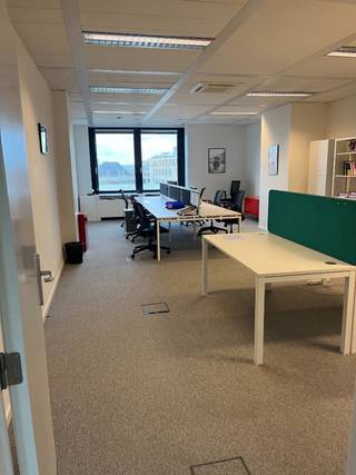 Lichte en ruime kantoren in de buurt van de Kunstlaan en de Kleine Ring rond Brussel. Het is ideaal gelegen in de buurt van het grote kruispunt Kunst/Wet, het metrostation en de Europese zakenwijk Leopoldwijk.<br />​​​​​​​Parking: 1.600 €/plaats/jaar