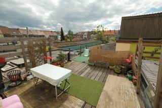 Cette charmante maison de ville, située dans une rue calme à proximité d'un parc de jeux, a été récemment rénovée et offre une expérience de...