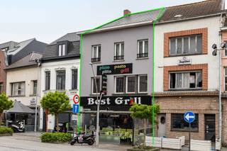 Dit investeringspand op een commerciële topligging in Geraardsbergen (Grote Markt) kan een mooie investerings-opportuniteit zijn. <br />Dit zuiver op rendement of als investering. p<br />Project omvat twee kadastrale leggers nl Markt 44 en Markt 44A<br />GELIJKVLOERS : een verhuurd handelspand. Uitbating van deze zaak bestaat reeds meer dan 10 jaar en zal ook in uitbating blijven na de verkoop. Huidige huurder blijft dan ook in de zaak. <br />Op de eerste (EPC C)en tweede verdieping (EPC D): twee ruime verhuurde appartementen met een mooi rendement. <br /><br />Extra troeven : <br />- geen renovatieverplichting <br />- geen overstromingsgevoelig gebied <br />- directe huuropbrengsten, huidig rendement bedraagt brutto 5,9 % <br />- op de Grote Markt met tal van nieuwe bouwprojecten<br />- dus ligging met meerwaardepotentieel <br /><br />Interesse in een bezoek en bijkomende info? Klink dan op de button " infoaanvraag/afspraak" op deze pagina. Ik contacteer u dan om concreet een tijdstip in te plannen. Verkoop: Pieter Cardoen 0475 36 12 52, pieter@cornelis-goeman.be<br />Omwille van privacy redenen plaatsen we geen extra foto's online <br />Vermelde afmeitngen zijn informatie en niet bindend.