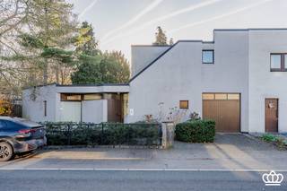 Centraal gelegen half open bebouwing met o.a. ruime leefruimte, ingerichte keuken, berging, inpandige garage, 3 slaapkamers en een ingerichte...