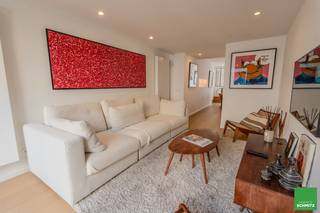 Maison à louer Knokke Centre-ville<br /><br /><br /><strong>Belle maison avec 3 chambres à coucher située au centre-ville de Knokke, à proximité du stade sportif, du marché aux légumes et de l'avenue Lippens.</strong><br /><br /><u>Rez-de-chaussée:</u> Cuisine entièrement équipée avec coin repas. WC séparé. Coin salon donnant sur la terrasse. Chambre 1 avec salle de douche et buanderie.<br /><br /><u>Premier étage: </u>Chambre 2. Salle de douche.<br /><br /><u>Deuxième étage:</u> Chambre 3.<br /><br /><br /><u>Loyer :</u><br />Meublé 1.375 €/mois<br /><br />Vous souhaitez plus d’informations et/ou une visite des lieux?<br />Contactez-nous au +32 (0)50 62 11 20 ou info@agenceschmitz.be<br /> 