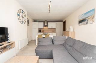 Op wandelafstand van het strand, het station, de winkelstraat en het openbaar vervoer bevindt zich dit opgefriste appartement met twee slaapkamers, gelegen in het bruisende centrum van Blankenberge. Dankzij de centrale ligging bevinden winkels, restaurants en tal van ontspanningsmogelijkheden zich binnen handbereik.<br /><br />Het appartement bevindt zich op de tweede verdieping van een kleinschalige residentie. Bij het binnenkomen komt u terecht in een aangename leefruimte met een verzorgde uitstraling en een laminaatvloer. Aansluitend bevindt zich de vernieuwde keuken, die het geheel een frisse en eigentijdse uitstraling geeft.<br /><br />Verder beschikt het appartement over twee slaapkamers, die flexibel kunnen worden ingericht volgens uw persoonlijke wensen. Of u nu op zoek bent naar een vaste woonst, een tweede verblijf aan zee of een interessante investering, dit appartement biedt tal van mogelijkheden.<br /><br />De badkamer is uitgerust met een ligbad en een toilet. Een extra troef zijn de twee privatieve bergingen: één op de tweede verdieping en één op niveau -1. Ideaal voor het praktisch opbergen van fietsen, strandmateriaal en andere spullen.<br /><br />De combinatie van de centrale ligging, de twee slaapkamers, de vernieuwde keuken en de privatieve bergruimte maakt dit appartement tot een interessante opportuniteit aan de Belgische kust.<br /><br />Droomt u van een eigen plekje aan zee? Ontdek zelf de troeven van dit appartement en neem vandaag nog contact met ons op om een bezoek in te plannen!<br /><br />