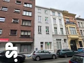 1-slaapkamer appartement op de 2e verdieping van een volledig vernieuwd gebouw op een goede locatie met vlotte verbinding.<br /><br />Indeling: leefruimte, volledig geïnstalleerde open keuken, aparte slaapkamer, badkamer met douche.<br /><br />De studio zo goed als nieuw en werd gerenoveerd met hoogwaardige materialen.<br /><br />Gelegen in een rustige straat nabij de Italiëlei. Op wandelafstand kan u naar het bruisende Eilandje of Park Spoor Noord. In de nabijheid bevinden zich ook tal van horecazaken en haltes voor het openbaar vervoer. Verder is er een vlotte verbinding met alle invalswegen van en naar de Stad.<br /><br />€ 20 gemeenschappelijke kosten/maand.<br /><br />EPC: 83 kWh/m²<br /><br />Meer info?<br />Contacteer het kantoor van IMMO SP in Antwerpen via info@immosp.be of 03 226 20 40.