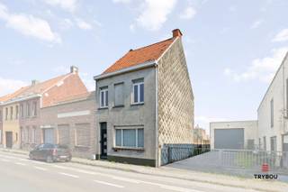 Centraal gelegen, recent gerenoveerd, halfopen woning op goede locatie.De woning bestaat uit;Gelijkvloers: inkomhal - lichtrijke leefruimte -...