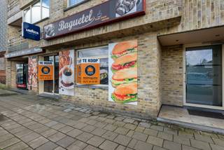 Ingerichte handelsruimte op de gelijkvloerse verdieping tegenover het station van Herentals.<br /><br />Indeling en omschrijving:<br />Gelijkvloerse handelsruimte van ca. 66 m² die zich recht over het station van Herentals bevindt. Winkel voorzien van toonbank, koelkasten, oven en opbergkasten. Achteraan de berging met vriezers en opbergmogelijkheden. Aparte keuken met spoelbak. <br />Terras aan de voorzijde (mits vergoeding te betalen aan de stad voor gebruik van voetpad).<br /><br />Extra info: handelsruimte I <span>EPC label B I infoplicht: <span>in aanvraag</span> I watertoets: P-score: D I G-score: D.</span>