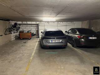 Ce parking se trouve au -1 dans un immeuble d'appartements situé à l'angle de Zonnelaan et Jozef Nellenslaan, près du Casino. Il est accessible par...