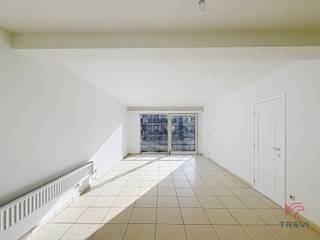 <strong>JETTE: Vlakbij winkels en openbaar vervoer en het Koning Boudewijnpark, gerenoveerd appartement met 2 slaapkamers van ±80 m².</strong><br />
<p><u>Gelegen op de 4e verdieping met lift:</u> A5</p>
<p>- Woonkamer van ±30 m² met een terras van ±6 m² op het oosten<br />- Ingerichte keuken (oven, elektrische kookplaat, afzuigkap, koelkast/diepvriezer, vaatwasser)<br />- Slaapkamer van ±9 m² met toegang tot het terras<br />- Technische ruimte (met wasmachine)<br />- WC<br />- Badkamer en douche<br />- Slaapkamer van ±13 m² met een terras van ±3 m² op het westen</p>
<p>Kleine parkeerplaats inbegrepen.</p>
<p>Kosten: forfaitair bedrag van 50€/maand voor gemeenschappelijke kosten.</p>
<p>EPC E+</p>
<p>Beschikbaar: onmiddellijk.</p>
<p></p>