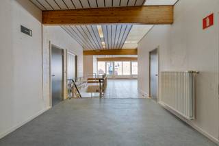 Op de eerste verdieping bevindt zich dit ruime pand met een oppervlakte van maar liefst <strong>491 m²</strong>. Dankzij de veelzijdige indeling is het pand uitermate geschikt voor diverse doeleinden, zoals <strong>bureauruimtes, vergaderzalen, opleidings- of leslokalen, en meer</strong>.<br /><br />Het pand is uitgerust met <strong>sanitaire voorzieningen</strong> en een ingerichte keuken, wat het comfort voor personeel en bezoekers aanzienlijk verhoogt. Aan de voorzijde van het gebouw is er parkeergelegenheid op eigen terrein.<br /><br />Verder beschikt het pand over centrale verwarming op aardgas en is het <strong>onmiddellijk beschikbaar!</strong><br /><br />Interesse in dit pand met tal van mogelijkheden?<br />Contacteer ons voor meer informatie of een bezoek! 