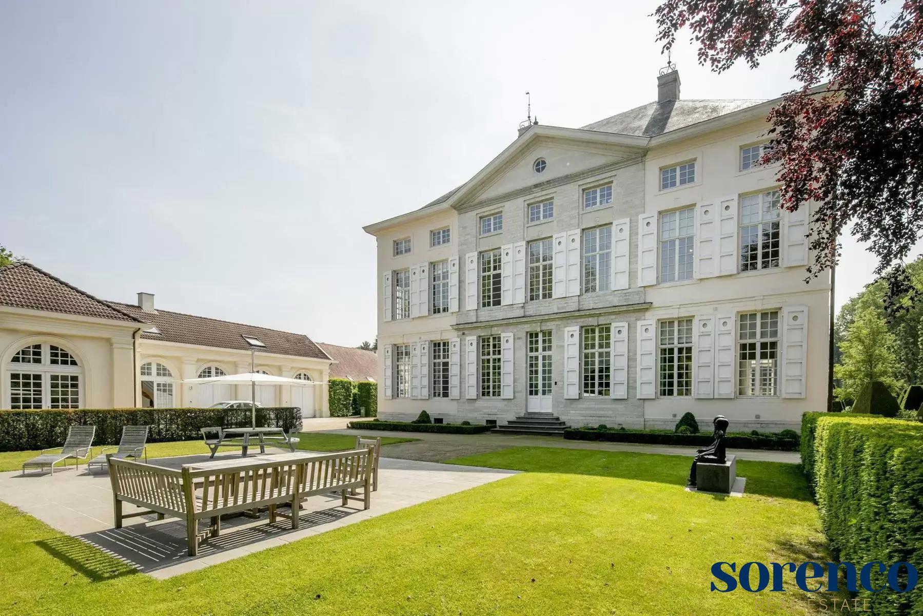 Magnifiek geklasseerd kasteel op een parkdomein van ca. 15 hectare met koetshuis, vijvers, parking en aangelegde parktuin  - foto 4