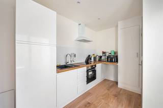 Op zoek naar een gezellige woning met een praktische indeling? Deze knusse woning beschikt over een bewoonbare oppervlakte van ca. 90 m² en omvat een lichtrijke leefruimte, een mooie keuken, een comfortabele badkamer en twee slaapkamers.Terras van 4 m². Verder beschikt de woning over een kelder, pvc-schrijnwerk met dubbele beglazing en cv op gas.Met een EPC-label C (278 kWh/m²/jaar) is er geen renovatieverplichting van toepassing. Te koop bij Immo Beguin, met kantoren in Ronse, Waregem, Deinze, Kortrijk, Tournai, Lessines.Meer info of bezoek via info@immobeguin.be