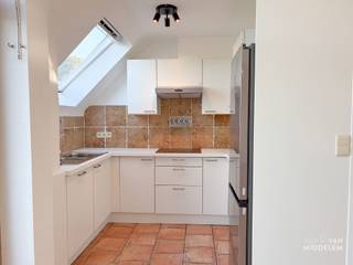 <strong>Immo Van Middelem verhuurt dit instapklare en zeer goed onderhouden duplexappartement (bouwjaar 1997). Het appartement heeft een bewoonbare oppervlakte van ca. 107 m² en beschikt over 4 slaapkamers, een aangenaam terras en een garage voor 2 wagens.</strong><br /><br />De indeling is als volgt (1e VERDIEPING):<br />- inkomhal met vestiaire, WC, woonkamer, keuken, badkamer en 2 slaapkamers. <br />- DUPLEX-verdieping: nachthal, 2 slaapkamers, badkamer.<br />- Ondergrondse garage<br /><br />Gemeenschappelijke lasten: 100€/maand.<br />Individuele tellers. Condenserende ketel op gas.<br />EPC: 162 kWh/m².jaar (UC: 853659).<br />Omiddelijk beschikbaar.