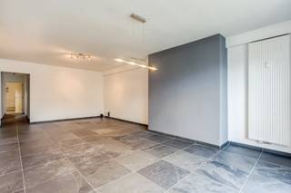 Bent u op zoek naar 2 slaapkamer appartement met extra polyvalente ruimte? Dan is dit precies wat u zoekt!<br />Dit appartement bevindt zich op de vijfde verdieping (met lift) op een centrale locatie! <br /><br />Indeling:<br />U komt binnen in de centraal gelegen inkomhal met vestiaire. Onmiddellijk rechts vindt u het apart toilet met handenwasser en de aansluiting voor wasmachine en droogkast. Tegenover de inkom is er een polyvalente ruimte die kan dienen als een bureau of dressing. <br />Vanuit de inkomhal kan u links doorlopen naar de twee slaapkamers en de badkamer met enkel lavabomeubel, ligbad, toilet en handdoekradiator. <br /><br />Tot slot bereikt u vanuit de inkomhal de grote leefruimte met veel lichtinval en aansluitend een open keuken. De leefruimte geeft via het schuifraam toegang tot het terras vooraan. De open keuken is volledig uitgerust met een microgolfoven, vaatwasmachine, oven, kookplaat en dampkap, enkele spoelbak, ingebouwde koelkast en diepvries. Ook via de keuken kan u het terras bereiken via het grote raam met een extra vliegenraam. <br /><br />Verder is er nog een privatieve kelderberging en een gemeenschappelijke fietsenstalling.<br /><br />De maandelijkse kosten bedragen €250/maand. Deze omvatten: provisie water, verwarming, onderhoud lift, minuterie en onderhoud gemene delen.<br /><br />Pluspunten:<br />-Ideale ligging: nabij openbaar vervoer, invalswegen, groen, …<br />-Privatieve kelderberging<br />-Gemeenschappelijke fietsenstalling<br />-Beschikbaarheid vanaf 01/11/2026