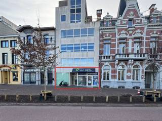 On an excellent and central location on the renovated Grand Place of Sint-Niklaas, you will find this versatile commercial property, suitable as a store, office or salon. Thanks to its visibility and passage, this is an ideal location for those who want to establish their business in the heart of the city.The property enjoys a commercial appearance and a prime location with all amenities in the immediate vicinity.Interested? Contact us for more information or a site visit.