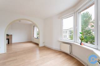 Dit appartement bevindt zich op de tweede verdieping van een kleinschalig gebouw.  Op loopafstand van winkels, scholen, speelterreinen en recreatieve voorzieningen.  Het centrum van Antwerpen is in no time bereikbaar per fiets of openbaar vervoer.  Bus en tramhalte bevinden zich voor de deur!<br /><br />Door de hoekligging en de grote raampartijen heeft het appartement een open zicht en baadt het in het licht.  Via de inkomhal kom je in de ruime lichtrijke leefruimte met charmante boog en authentieke elementen. Aansluitend is er een ruime ingerichte leef keuken met een klein balkon. <br /><br />Aan de achterzijde van het appartement bevinden zich een ruime slaapkamer en een kleine kamer.  Deze kan dienst doen als kinderkamer, dressing of bureau.<br /><br />De badkamer bestaat uit een douche en een wastafel en biedt het nodige comfort.  Het toilet is apart.<br /><br />Extra troeven:  gunstig EPC, parlofoon, centrale ligging, extra kelderberging, …<br /><br />Beschikbaar vanaf 01/05/2026<br />Huurprijs: 895€ + 50€ gemeenschappelijke kosten.<br /><br />Heb je na het bekijken van de foto’s nog bijkomende vragen of kom je dit appartement graag ter plaatse bekijken?  Bel Dries op 0470/107217<br /> 