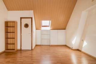 <p><span>Ruimte om thuis te komen, vlak bij het Pasbrugbos</span></p><p><span>Een lichtrijke leefruimte, drie slaapkamers en een gezellige tuin: deze verzorgde woning biedt verrassend veel ruimte op een rustige, groene ligging.</span></p><p><span>Vanuit de uitnodigende inkomhal stap je de open leefruimte binnen, waar salon en eetkamer mooi in elkaar overvloeien. De ruime leefkeuken sluit daarop aan en biedt volop plaats om te koken, te tafelen en samen te zijn.</span></p><p><span>Op het gelijkvloers vind je verder een hal met ingemaakte kast, een lichte badkamer en een aparte berging voor wasmachine en droogkast. De onderhoudsvriendelijke tuin is ook bereikbaar via de zijdoorgang, handig voor fietsen of tuinmateriaal. Een tuinhuis en droge kelder zorgen voor extra opbergruimte.</span></p><p><span>De eerste verdieping telt twee ruime slaapkamers. Op de afgewerkte zolder bevindt zich een volwaardige derde slaapkamer, met ingemaakte kasten onder het schuine dak.</span></p><p><span>Zonnepanelen met thuisbatterij, airconditioning en verwarmingsunits in de leefruimte en een slaapkamer dragen bij aan het wooncomfort. Ook de ligging heeft veel te bieden: het Pasbrugbos ligt op wandelafstand, terwijl de R6, de fietsostrade MechelenAntwerpen, winkels, scholen en openbaar vervoer vlot bereikbaar zijn.</span></p>