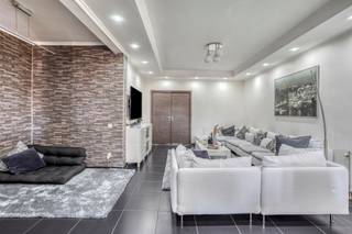 <p><span>Ben je op zoek naar een ruime woning met talloze mogelijkheden? Dan is dit uniek eigendom in de geliefde Kapelstraat te Hoboken precies wat je zoekt! Deze woning biedt enorm veel ruimte, comfort en flexibiliteit. Perfect voor een groot of samengesteld gezin, of wie gewoon houdt van veel leefruimte. Dankzij de aparte woonunit op het gelijkvloers is samenwonen met privacy hier perfect mogelijk.</span></p><p><span> </span></p><p><span>Indeling en troeven:</span></p><p><span>Het gelijkvloers bestaat uit een appartement met 2 slaapkamers en een tuin. Ideaal voor inwonende ouders, een studerend kind of kangoeroewonen.</span></p><p><span> </span></p><p><span>Eerste verdieping:</span></p><p><span>Riante Leefruimte van maar liefst 45 m²</span></p><p><span>Nieuwe, moderne semi-open keuken met alle comfort om lekker te koken</span></p><p><span>Luxueuze badkamer met hoekbad</span></p><p><span>Tweede badkamer met inloopdouche</span></p><p><span>4 volwaardige slaapkamers</span></p><p><span> </span></p><p><span>Bijzonderheden</span><span>:</span></p><p><span>EPC Energielabel B - 147 kwh/(m² jaar)</span></p><p><span>Geen renovatieverplichting!</span></p><p><span>Er is overal dubbele beglazing met PVC kader</span></p><p><span>De woning is onderkelderd</span></p><p><span>P-score: D</span></p><p><span>G-score: D</span></p>