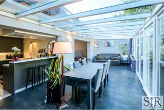 Ben je op zoek naar een ruime woning met een grote groene tuin én een apart (thuis)kantoor? Deze woning is perfect voor wie houdt van rust, privacy...