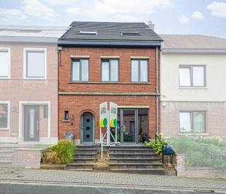 <p>Ontdek deze charmante en veelzijdige woning in het centrum van Itterbeek. De woning werd in 2011 gerenoveerd en biedt dankzij de indeling tal van mogelijkheden: wonen en werken combineren, de handelsruimte behouden of de volledige woning inrichten als ruime eengezinswoning.</p><p>Op het gelijkvloers bevindt zich momenteel een sfeervol ingerichte commerciële ruimte, die echter perfect kan worden geïntegreerd in de woning. Deze ruimte leent zich uitstekend als extra leefruimte, bureau, hobbyruimte of bijkomende slaapkamers. Verder zijn er een berging en een privatieve inkomhal met toilet, die toegang geeft tot de verdiepingen.</p><p>De eerste verdieping vormt het aangename leefgedeelte en omvat een gezellige leefruimte met toegang tot het terras, een volledig vernieuwde en ingerichte keuken en een aparte eetruimte. Aansluitend bevinden zich een ruime berging/bijkeuken en een afzonderlijk toilet.</p><p>Op de tweede verdieping bevinden zich twee ruime slaapkamers, een badkamer met inloopdouche en een dressing/bureauruimte met toegang tot een derde slaapkamer met praktische inbouwkasten.</p><p>De woning is bovendien volledig onderkelderd, wat zorgt voor extra bergruimte.</p><p>Ook buiten heeft deze woning heel wat te bieden. Er is een gezellig tuintje met loungegedeelte, ideaal om in alle rust te genieten van het buitenleven. Een tuinberging zorgt bovendien voor extra praktische bergruimte.</p><p>De combinatie van een commerciële ruimte en een volwaardige gezinswoning maakt dit pand bijzonder interessant voor zelfstandigen, ondernemers of wie wonen en werken wil combineren. Dankzij de flexibele indeling kan het pand echter ook volledig als eengezinswoning worden ingericht.</p><p>Een belangrijke troef is het zeer goede EPC-label B, wat bijdraagt aan het energiezuinige karakter van de woning.</p><p>Een veelzijdige en instapklare woning met karakter, een aangename buitenruimte en tal van mogelijkheden, gelegen op een centrale locatie in het hart van Itterbeek.</p>