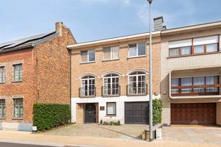 Centraal gelegen woning met mogelijkheid tot het uitoefenen van een vrij beroep.Deze woning bestaat op het gelijkvloers uit een inkomhal met apart...