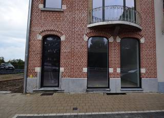 <p>Volledig vernieuwd handelspand op een zeer commerciële ligging langs de Gentsesteenweg in Aalst.</p>
<p>Dit verzorgde gelijkvloerse handelspand is momenteel ingericht als kapsalon en biedt tal van mogelijkheden voor wie op zoek is naar een zichtbare locatie voor een handelszaak, kantoor, praktijk of dienstverlenende activiteit.</p>
<p>Dankzij de gunstige ligging, goede bereikbaarheid en ruime visibiliteit is dit pand een interessante uitvalsbasis voor uw zaak.</p>
<p>Energiezuinig met EPC-label B.</p>
<p>Beschikbaarheid: vanaf 16 januari 2027</p>