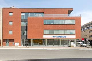 Dit volledig instapklare kantoorgebouw is gelegen langs de Sint-Michielsstraat, een belangrijke invalsweg naar het centrum van Roeselare. Het...