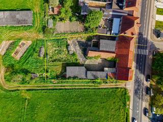 <br /><br />TE RENOVEREN HOEVE met STAL (70M² - uit BETON), BIJGEBOUWEN en HANGAAR op ca. 13,5 are in het pittoreske Parike (Brakel), midden in de Vlaamse Ardennen. Deze KARAKTERVOLLE eigendom biedt een WOONHUIS MET POTENTIEEL VOOR 4 À 5 SLAAPKAMERS, diverse STALLINGEN EN BIJGEBOUWEN (in totaal ca. 285 m²), én een HANGAAR VAN 100 M² die perfect dienst kan doen als OPSLAGRUIMTE, ATELIER of WERKRUIMTE. Dankzij de LANDELIJKE LIGGING en de ZICHTLOCATIE is dit een uitstekende kans om WONEN EN EEN ZELFSTANDIGE ACTIVITEIT te combineren. De CHARMANTE KOER en DIEPE TUIN bieden een RUSTGEVEND UITZICHT op de omliggende heuvels. Ideaal voor wie houdt van het BUITENLEVEN, DIEREN WIL HOUDEN of een HOBBYBOERDERIJ ambieert. De STRUCTUUR VAN DE HOEVE leent zich perfect voor CREATIEVE RENOVATIEPROJECTEN en WOONUITBREIDING. Met zijn GUNSTIGE LIGGING nabij Brakel en Geraardsbergen combineert deze eigendom RUST MET BEREIKBAARHEID.<br /><br />!Mogelijkheid voor EXTRA WEIDE / TUIN aan te kopen!<br /><br />Adres: Steenweg 72 te Parike (Brakel)<br /><br />Renovatieplicht van toepassing; P-score: D, G-score: D