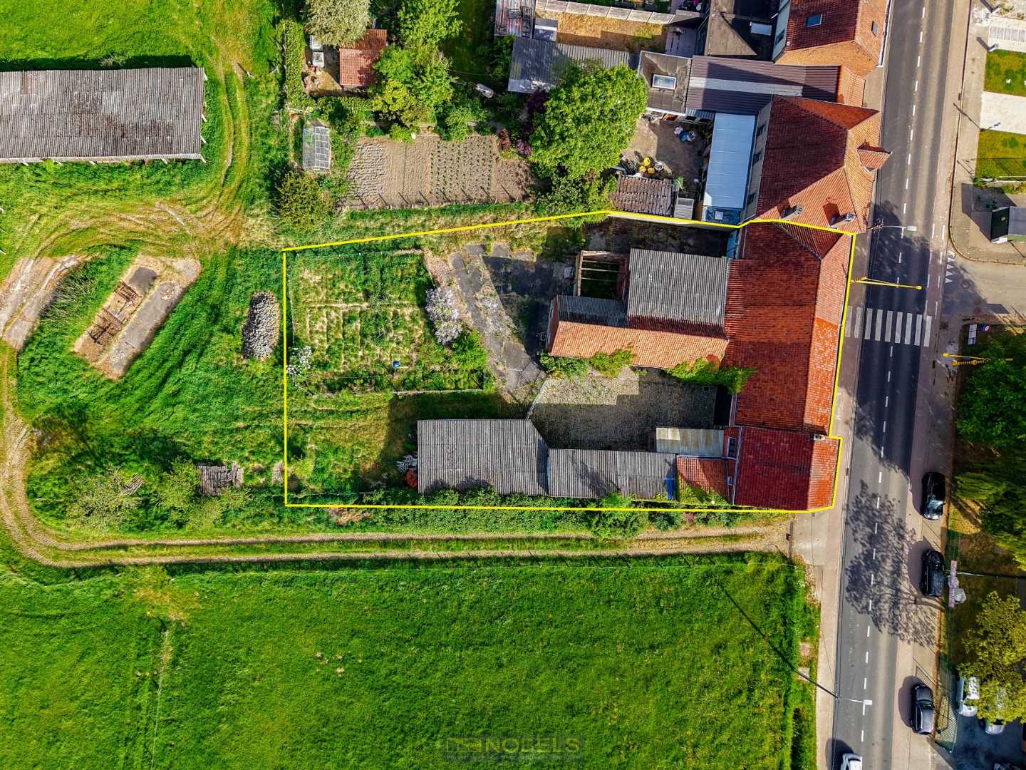 Te koop, te renoveren hoeve met stal (70m²), hangaar (100m²) en bijgebouwen te Parike (Brakel) - photo 1