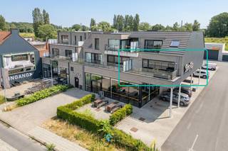 Sommige appartementen kunnen voldoen aan de verwachtingen.<br />Maar <u>deze specifieke aanbieding zal deze overtreffen,</u> over de volledige lijn: <br /> <br />Ben je op zoek naar een <strong>allesomvattend thuis</strong> in de vorm van een appartement.<br />Bij voorkeur nieuw of recent, energiezuinig, zonder in te boeten aan ruimte, comfort, licht,... waar bovendien ook voldoende buitenruimte hoog op het verlanglijstje staat. <br />Dan zal dit uitzonderlijke totaalplaatje ook jou niet op de honger laten zitten, een unieke kans om de perfecte thuis te creëren.<br /> <br />In een vastgoedmarkt waar ruimte steeds schaarser wordt, <strong>vormt dit appartement een uitzonderlijke opportuniteit.</strong><br />Recent gebouwd 2020 met een <strong>bewoonbare oppervlakte van 103 m², drie volwaardige slaapkamers en maar liefst 35 m² buitenruimte verdeeld over twee terrassen</strong> biedt het een woonbeleving waar weinig vergelijk beschikbaar is, al zeker rekening houdende met de locatie en binnen deze prijscategorie.<br /> <br />De <u>strategische locatie</u> met winkels, scholen, openbaar vervoer en belangrijke verbindingswegen binnen handbereik.<br />Een boogscheut van het stadscentrum te Deinze, <u>uitstekende verbinding </u>met alle mogelijke verkeersassen, E17, E40… en de nabijheid van openbaar vervoer maakt het dagelijkse leven bijzonder comfortabel.<br /> <br />Van zodra we dit appartement betreden, worden we verrast door het uitzonderlijk ruimtelijke feeling. <br />Mede dankzij het <u>hedendaags doordachte grondplan</u>, grote raampartijen, overvloedige lichtinval ontstaat een unieke woonbeleving waarbij licht en ruimte de rode draad vormt doorheen de opeenvolgende ruimtes.<br /> <br />De royale woonkamer voorzien van open ingerichte keuken vormt het kloppende hart van deze woonst en geeft zicht op en toegang tot ruim terras aan de voorzijde. Dit vormt als het ware een verlengde van de leefruimte, in een energieke omgeving, terwijl het tweede terras achteraan uitnodigt om te onthaasten.<br />De aanwezigheid van twee volwaardige terrassen dragen bij aan één uitzonderlijke buitenbeleving binnen het appartement segment. <br /> <br />Richting achterzijde verbindt de hal eerst apart toilet, hedendaagse badkamer voorzien van dubbele lavabomeubel en inloopdouche, finaal maar liefst drie slaapkamers waar opnieuw grote ramen zorgen voor een luchtige beleving, waarvan één met zicht op en toegang tot terras aan de achterzijde.<br /> <br />Ook de praktische zijde werd hier niet uit het oog verloren, zo vinden we een <u>praktische berging</u>, technische ruimte met voorzieningen voor wasmachine en droogkast aansluitend aan keuken/woonkamer. Om dit totaalplaatje compleet te maken is een <u>afgesloten gemeenschappelijke fietsenberging</u> inbegrepen achteraan het gebouw en is er <u>steeds voldoende gratis parkeergelegenheid</u> ter beschikking.<br /> <br />Comfort gaat hier hand in hand met duurzaamheid, zo behoren <u>drie zonnepanelen</u> toe aan dit appartement wat samen met de <u>energetische eigenschappen eigen aan de hedendaagse technieken wat resulteert in een <strong>EPC-Label A. </strong></u><br /><br /><strong><u>De vooropgestelde richtprijs voor deze totaliteit bedraagt 375.000 euro.</u></strong><br />Neem hier contact, Regio Vastgoed bezorgt een volledige verkoopdossier en bezoekmogelijkheden. <br /><br /><em>De vooropgestelde richtprijs geldt als uitnodiging naar kandidaat-kopers om een concreet bod uit te brengen, deze verbindt de verkoper niet automatisch tot de verkoop.<br />Iedere bieding wordt overgemaakt aan de verkopers waar In geval meerdere biedingen overgemaakt worden, de verkoper het recht behoudt de bieding tegen de meest gunstige voorwaarden aanvaarden. Hetzij de kandidaat-kopers de mogelijkheid te bieden hun bod te herzien.</em><br />