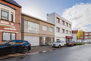 Unieke kans : hoekperceel met 3 naast elkaar gelegen gebouwen - Laaglandlaan 73 + Meereigen 3 - 5 Dit polyvalent eigendom biedt een waaier van...