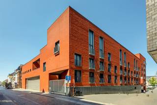<p><span>Appartement clé en main avec terrasse dans un emplacement de choix à Malines</span></p><p><span>Au cœur de Malines, sur le site convoité de Lamot, vous trouverez cet appartement d'une chambre à coucher prêt à l'emploi avec une terrasse spacieuse. Grâce à sa situation centrale, vous profiterez de tous les avantages de la vie urbaine, avec des magasins, des restaurants, des transports publics et la rivière Dijle accessibles à pied.</span></p><p><span>L'appartement, construit en 2003, fait partie d'un immeuble soigné et moderne. Le hall d'entrée mène au salon lumineux, dont les grandes fenêtres donnent accès à la terrasse. À côté se trouve la cuisine pratique, idéalement intégrée à la propriété.</span></p><p><span>La chambre à coucher offre beaucoup d'espace et de confort, tandis que la terrasse constitue un endroit paisible en plein cœur de la ville. L'appartement dispose en outre d'une salle de bains et d'un espace de rangement supplémentaire.</span></p><p><span>Grâce à son excellent emplacement et à son agencement pratique, cet appartement est idéal pour les célibataires, les couples ou les investisseurs à la recherche d'une opportunité intéressante dans le centre de Malines.</span></p><p><span>Avantages :</span></p><ul><li><span>Situé sur le prestigieux site Lamot </span></li><li><span>Appartement clé en main </span></li><li><span>1 chambre à coucher </span></li><li><span>Terrasse agréable </span></li><li><span>Construit en 2003 </span></li><li><span>Situation centrale à proximité des commerces, des restaurants et des transports en commun </span></li><li><span>Idéal comme investissement ou résidence propre </span></li></ul><p><span>Intéressé(e) ? Contactez-nous pour plus d'informations ou une visite sur place.</span></p>