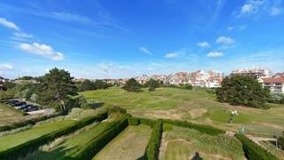 Cet appartement d'angle spacieux et lumineux bénéficie d'un emplacement privilégié au cœur du Zoute, avec une vue dégagée sur le minigolf Approach. Situé dans une élégante résidence de villas, il a été récemment entièrement rénové avec des matériaux de haute qualité et des finitions raffinées, réalisées par Quality Properties.<br /><br />L'agencement est bien pensé et confortable : un hall d'entrée avec vestiaire et toilettes pour invités, un salon spacieux avec cheminée à gaz et de grandes baies vitrées donnant sur une terrasse ensoleillée. Vous trouverez ensuite une salle à manger confortable et une cuisine ouverte entièrement équipée avec tout le confort moderne.<br /><br />La chambre principale dispose de placards sur mesure et d'une salle de bains attenante avec baignoire, douche à l'italienne, double lavabo et toilettes. Il y a également trois chambres supplémentaires, chacune avec des placards intégrés et une salle de douche privée.<br /><br />Un débarras séparé avec raccordement pour lave-linge et sèche-linge, une cave privée et un local à vélos commun offrent un confort supplémentaire. Possibilité d'acheter une double place de parking dans le bâtiment.<br /><br />Une propriété exclusive dans un emplacement exceptionnel.