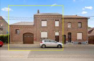 Ruime rijwoning met enorm veel potentieel gelegen in de Kruiskensstraat 36 te Neerwinden (Landen). Deze te renoveren woning beschikt over een bewoonbare oppervlakte van meer dan 225 m² en biedt tal van mogelijkheden voor wie op zoek is naar ruimte en karakter. Op het gelijkvloers bevinden zich een inkomhal, ruime leefruimte met eetplaats, grote keuken, badkamer, berging, garage en een zeer ruime veranda met zicht op de leuke tuin. Op de verdieping zijn er 3 volwaardige slaapkamers. Verder beschikt de woning nog over een grote zolder en een ruime kelder. Dankzij de royale volumes en praktische indeling is dit de ideale woning voor gezinnen die hun eigen woonproject willen realiseren. Dichtbij voorzieningen zoals bakkerij, openbaar vervoer, frituur, winkeltje en op 5min gelegen van centrum Landen.