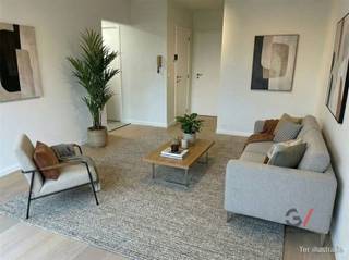<p>Découvrez ce charmant appartement à Herent, idéal pour les couples ou les personnes seules. Cet appartement offre un espace de vie confortable avec une chambre et une salle de bain.</p><p>En entrant, l'intérieur ouvert et lumineux donne immédiatement l'impression d'être chez soi. Le salon est suffisamment spacieux pour accueillir un coin salon confortable, idéal pour se détendre après une longue journée. La cuisine est compacte mais pratique, parfaite pour préparer les repas quotidiens.</p><p>L'un des grands avantages de cet appartement est qu'il dispose d'un garage, ce qui permet de se garer facilement. Un espace de rangement supplémentaire est disponible dans le local de rangement attribué, idéal pour ranger les articles saisonniers ou les objets de première nécessité.</p><p>L'emplacement est un atout supplémentaire : proche des commodités locales et des transports en commun, tout en bénéficiant d'un environnement calme. Cet appartement est une excellente opportunité pour les primo-accédants et les investisseurs à la recherche d'un rendement attractif.</p><p>Ne manquez pas cette opportunité et contactez Kim chez Gilles real estate dès aujourd'hui : 0479/7155 87.</p><br />