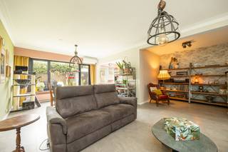 <h3>INSTAPKLARE EN ENERGIEZUINIGE WONING MET 4 SLAAPKAMERS, GARAGE EN KLEINE TUIN</h3>
<ul>
<li>
<p><strong>Instapklare gesloten bebouwing</strong> in Boom</p>
</li>
<li>
<p><strong>4 slaapkamers</strong> en een extra polyvalente kamer</p>
</li>
<li>
<p>Garage en <strong>aangename, kleine, maar onderhoudsvriendelijke O-tuin</strong></p>
</li>
<li>
<p><strong>14 zonnepanelen</strong> en thuisbatterij van <strong>10 kWh</strong></p>
</li>
<li>
<p>PVC-ramen met dubbele beglazing</p>
</li>
<li>
<p>Airco</p>
</li>
<li>
<p>Elektrische installatie <strong>conform</strong></p>
</li>
<li>
<p><strong>Geen renovatieverplichting</strong></p>
</li>
<li>
<p>Ideaal voor een <strong>startend koppel, jong gezin of gezin dat extra ruimte zoekt<br /><br /></strong></p>
</li>
</ul>
<h3>INDELING</h3>
<p><strong>Gelijkvloers:</strong> inkomhal, woonkamer, aparte zitkamer, volledig uitgeruste keuken met kookplaat, vaatwasser, spoelbak, koelkast, oven en microgolfoven, bureel en gastentoilet.</p>
<p><strong>1e verdieping:</strong> nachthal, <strong>3 slaapkamers</strong> en badkamer (inloopdouche, dubbele lavabo en toilet).</p>
<p><strong>2e verdieping:</strong> <strong>4e slaapkamer</strong> en een extra kamer die ideaal kan worden gebruikt als <strong>speelkamer, hobbyruimte of berging</strong>.</p>
<p>Verder beschikt de woning over een <strong>garage</strong> en een aangename <strong>O-georiënteerde tuin</strong>. De tuin is compact, maar daardoor onderhoudsvriendelijk en praktisch.<br /><br /></p>
<h3>ENERGIE &amp; COMFORT</h3>
<p>De woning beschikt over <strong>14 zonnepanelen</strong> en een <strong>thuisbatterij van 10 kWh</strong>, wat bijdraagt aan een energiezuinige woning. Daarnaast zijn er PVC-ramen met dubbele beglazing en airco aanwezig.</p>
<p>De woning is <strong>instapklaar</strong> en vraagt geen grote renovatiewerken. Bovendien geldt er <strong>geen renovatieverplichting</strong>.</p>
<p>De combinatie van 4 slaapkamers, een afzonderlijk bureel en de extra polyvalente kamer biedt veel mogelijkheden voor een gezin. De extra kamer kan bv. dienstdoen als speelkamer, hobbyruimte of praktische berging.<br /><br /></p>
<h3>VOOR WIE?</h3>
<p>Ideaal voor een <strong>startend koppel, jong gezin of gezin dat op zoek is naar extra slaapkamers en praktische ruimtes</strong>, zonder een grote renovatie te willen starten.</p>
<p>De garage biedt bijkomende bergruimte en extra parkeermogelijkheid op de oprit. De compacte tuin is onderhoudsvriendelijk en vormt een aangename buitenruimte.<br /><br /></p>
<h3>TRANSPARANTE VERKOOP</h3>
<p>Alle noodzakelijke documenten voor de verkoop zijn beschikbaar en kunnen tijdens een bezoek aan de woning ter inzage worden voorgelegd.</p>
<p><strong>Plannen, foto's en virtuele rondleiding:</strong><br />https://360tool.immotools.be/sterckx/399/973/<br /><br /></p>
<h3>PRIJS</h3>
<p><strong>Richtprijs € 425.000</strong></p>
<p>De vermelde prijs is een <strong>richtprijs</strong>. Elk bod wordt ter goedkeuring voorgelegd aan de eigenaars en vormt bijgevolg geen automatisch aanvaarde verkoopprijs.</p>
<p><strong>Een instapklare woning met 4 slaapkamers, garage, onderhoudsvriendelijke, kleine tuin en sterke energievoorzieningen, met bovendien een extra ruimte die flexibel kan worden gebruikt als speelkamer, hobbyruimte of berging.</strong></p>