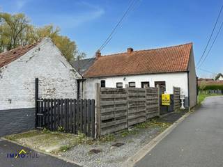 Deze compleet te renoveren woning biedt tal van mogelijkheden voor wie op zoek is naar een charmant pand met potentieel. Op het gelijkvloers...
