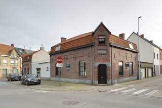 Renovatiepand in hartje Beveren – sterke basis, volop mogelijkheden<br /><br />Dit renovatiepand is gelegen in het centrum van Beveren, op wandelafstand van winkels, scholen en openbaar vervoer. Het pand werd reeds grondig voorbereid voor verdere afwerking, waardoor u meteen kan starten met de finale renovatiefase.<br /><br />De woning werd volledig gestript en is reeds voorzien van:<br />- Gescheiden stelsel, vuilwater, regenwater <br />- Nieuwe leidingen en afvoeren<br />- de betonplaat<br />- basisvoorzieningen voor de elektriciteit <br />- chauffage leidingen<br /><br />Ook de bovenverdieping werd volledig gestript en uitgerust met:<br /><br />- Nieuwe vloer in OSB, klaar voor verdere afwerking<br />- Nieuwe leidingen, sanitair <br /><br />Dankzij deze reeds uitgevoerde werken beschikt het pand over een solide en toekomstgerichte basis, ideaal voor wie een woning volledig naar eigen smaak wil afwerken of voor investeerders die op zoek zijn naar een interessant renovatieproject.<br /><br />Een unieke kans om een pand in het centrum van Beveren om te vormen tot een hedendaagse woonst met alle moderne comfort.<br /><br />Alle facturen zijn beschikbaar. De eigendom wordt verkocht omwille van tijdsgebrek bij de bouwheer.